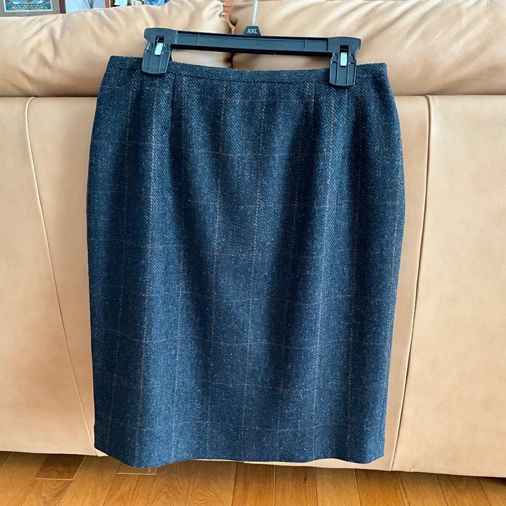 Harvé Benard pencil skirt kind black with thin stripes Size 12